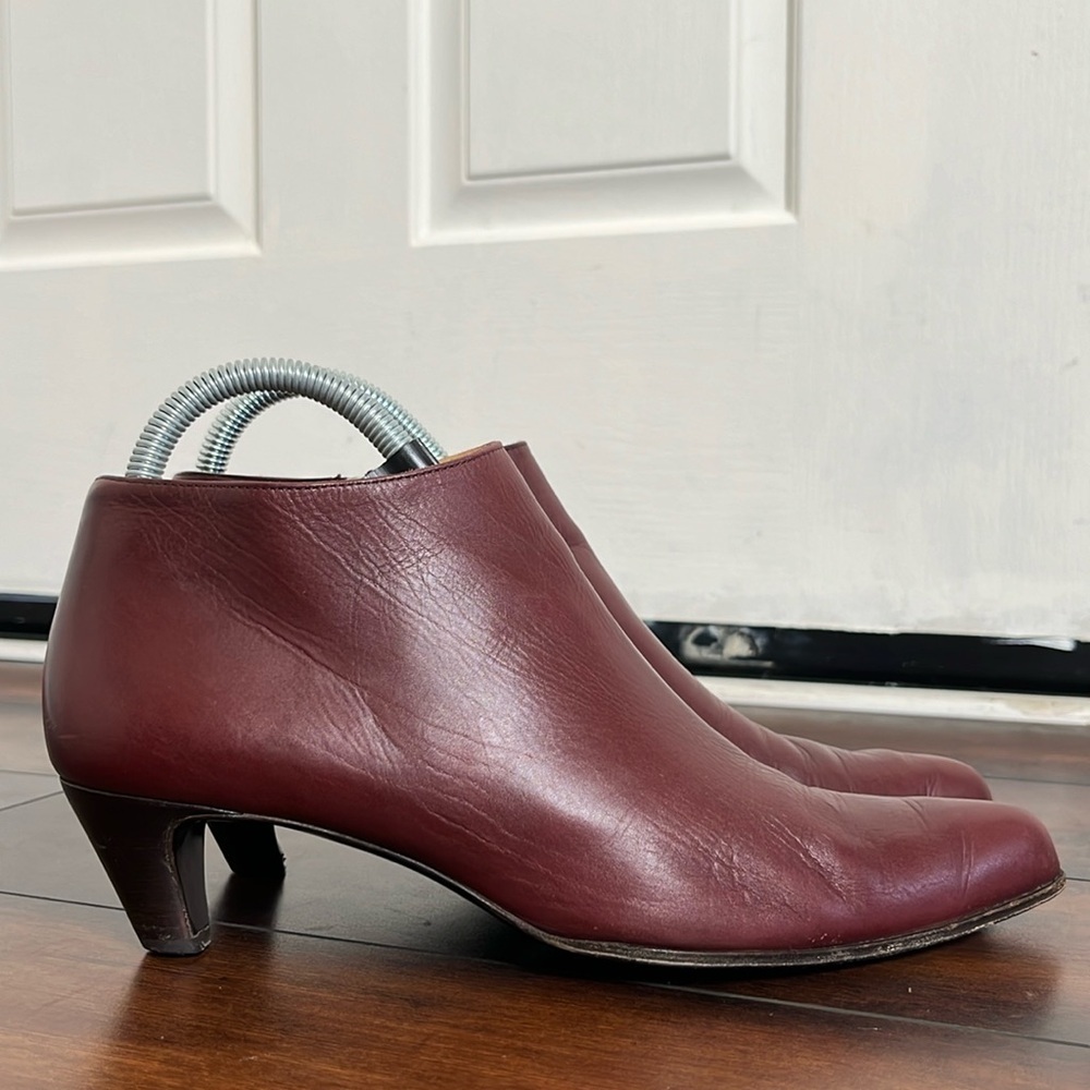 Bally " Maser" Leather Ankle Booties sz 7.5 Side Zip Stacked Heel Pointed Toe